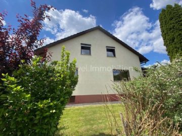 Beim Grundstück richtig Geld gespart! Großes, teilrenoviertes ZFH mit 2 ETW, Garage und Garten, frei, 94559 Niederwinkling, Haus