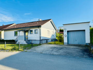 Wohnen auf einer Ebene: attraktiver Bungalow mit großem Grundstück in Osterhofen, 94486 Osterhofen, Bungalow