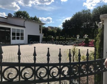 Großes außergewöhnlich geschmackvolles Wohn- / Geschäftshaus mit Büro, Laden, Lager, Garagen, u.v.m., 93142 Maxhütte-Haidhof, Mehrfamilienhaus